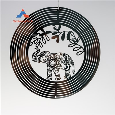 Khắc kim loại có vật trang trí gió